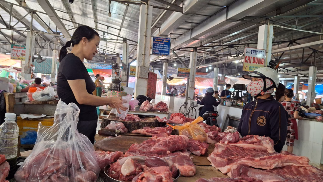 Quảng Ngãi: Dịch tả lợn châu Phi ập đến, người bán thịt lợn lao đao Do quá ế ẩm nên nhiều tiểu thương đã phải đóng cửa các sạp.