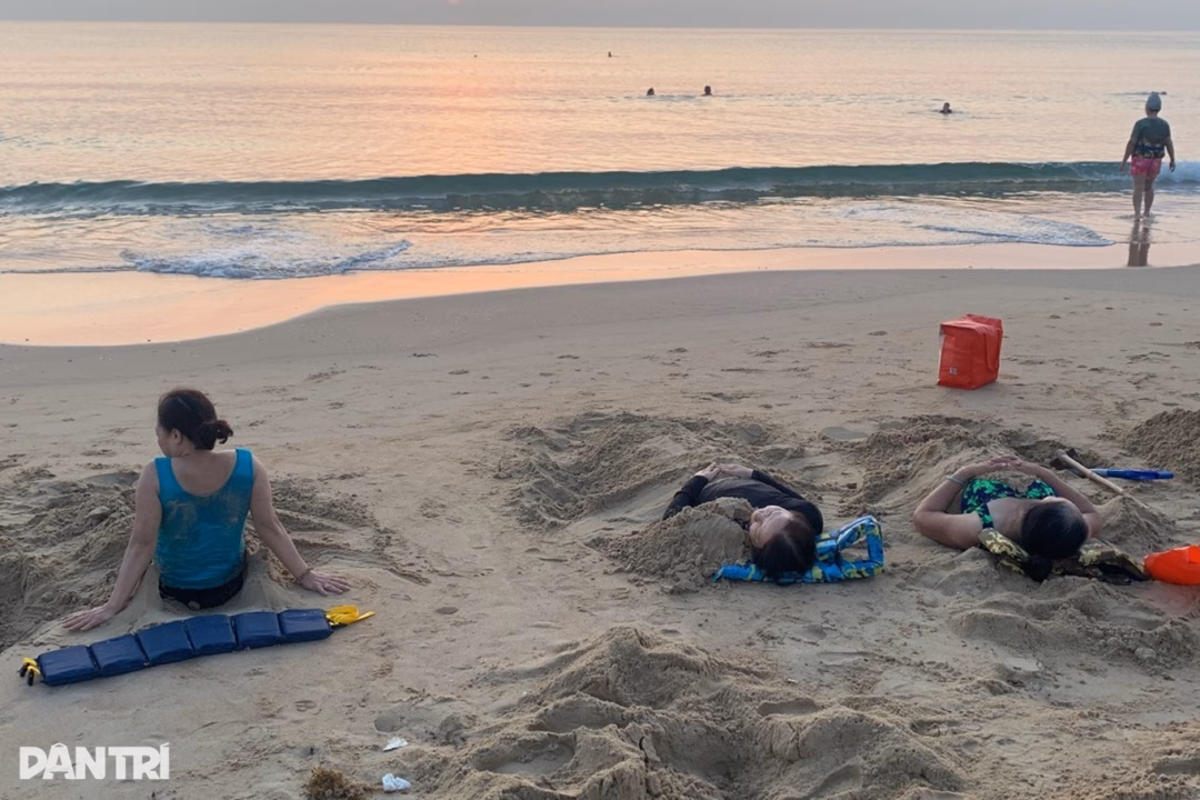 Quảng Ngãi: Ra biển vùi người vào cát “nướng” để chữa bệnh xương khớp Người cao tuổi sẽ vùi mình trong cát 30-40 phút sau đó ra tắm biển (Ảnh: Hà Xuyên).