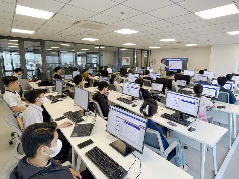 Samsung giúp sinh viên Việt phát triển công nghệ và cơ hội nghề nghiệp qua chương trình SIC Hình ảnh lớp học thuộc chương trình SIC của Samsung.