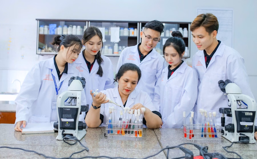 Sinh viên Công nghệ sinh học cần chuẩn bị gì để có việc làm hấp dẫn? Ngành Công nghệ sinh học đòi hỏi sự tương thích giữa năng lực của người học và yêu cầu của thị trường. Ảnh minh họa: INT