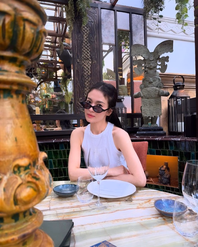 Song Hye Kyo lộ thân hình gầy gò đáng lo ngại Dù gầy đi rõ rệt nhưng Song Hye Kyo vẫn toát lên khí chất ngời ngời, không hổ danh là biểu tượng nhan sắc gần 30 năm trong nghề.