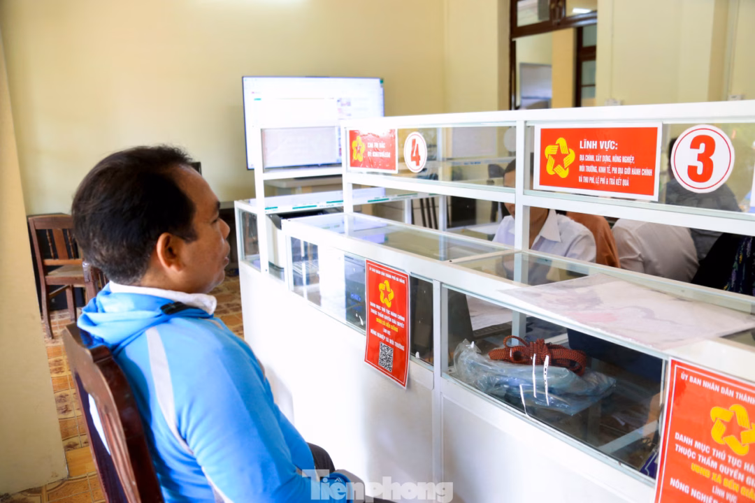Việc làm giấy tờ, thủ tục hành chính với bà con vùng cao giờ đây không còn là nỗi lo, mọi thứ trở nên nhanh chóng, dễ dàng hơn.