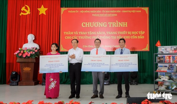 TP.HCM tặng sách và thiết bị học tập cho trường ở Côn Đảo Bí thư Nguyễn Văn Nên trao tặng thiết bị học tập cho 3 trường học tiêu biểu ở đặc khu Côn Đảo - Ảnh 2.