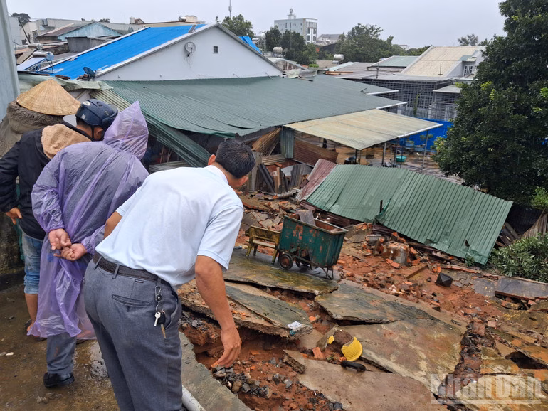 Tường nhà kho sập, hàng trăm triệu đồng bị thiệt hại Theo chủ nhà chia sẻ, mùa mưa, nước khu vực bến xe Đức Long thường xuyên chảy tràn xuống khu vực nhà kho, nhiều lần gia đình đã có ý kiến, tuy nhiên phía đại diện bến xe chưa có phản hồi.