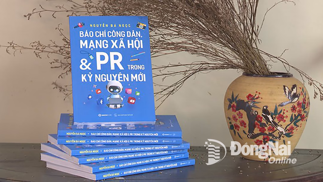 Bìa cuốn sách Báo chí công dân, mạng xã hội và PR trong kỷ nguyên mới.