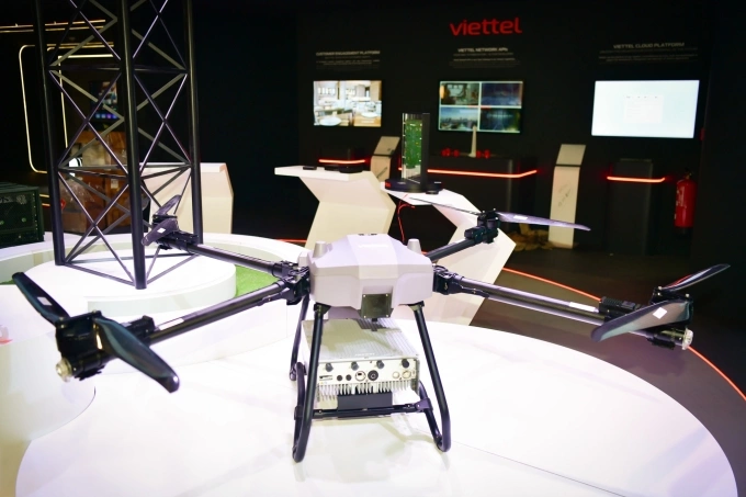 Viettel dùng drone phát sóng 4G trong khu vực thiên tai Phiên bản drone phát sóng di động được Viettel trình diễn tại MWC 2025. Ảnh: