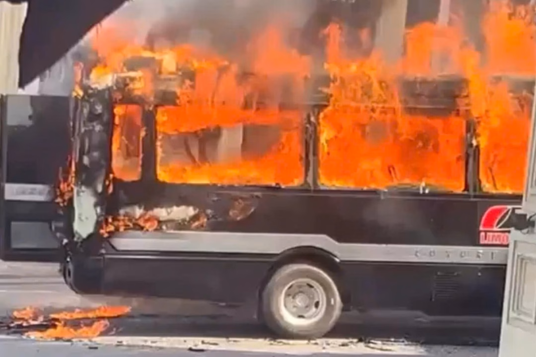 Xe khách 24 chỗ bốc cháy dữ dội trước bến tàu du lịch sông Hồng