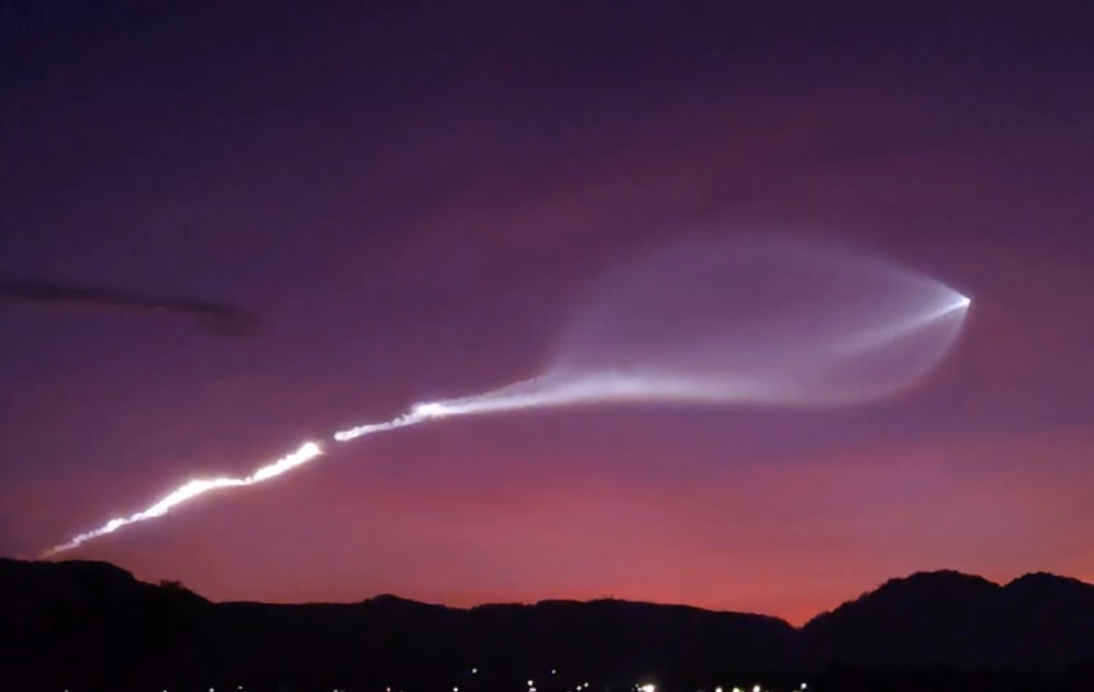 Nhiều tỉnh thành Việt Nam xuất hiện vệt sáng lạ trên bầu trời