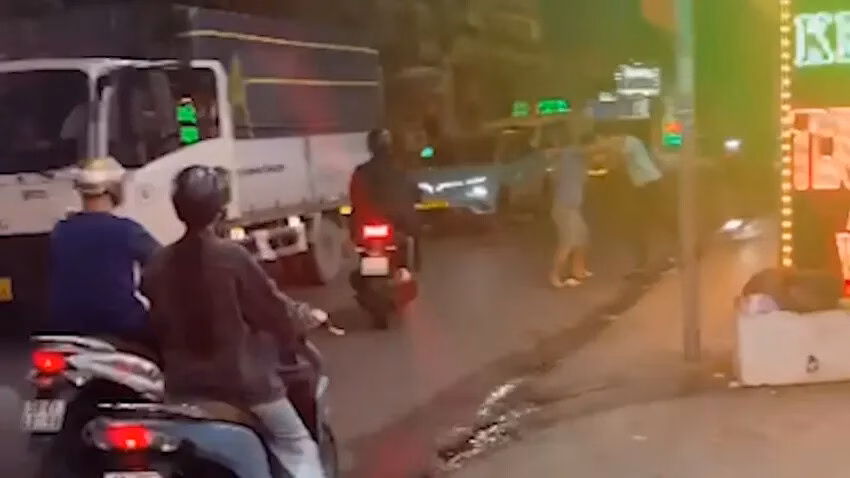 Tài xế xe công nghệ bị tài xế xe tải dùng mỏ lết đánh vào đầu