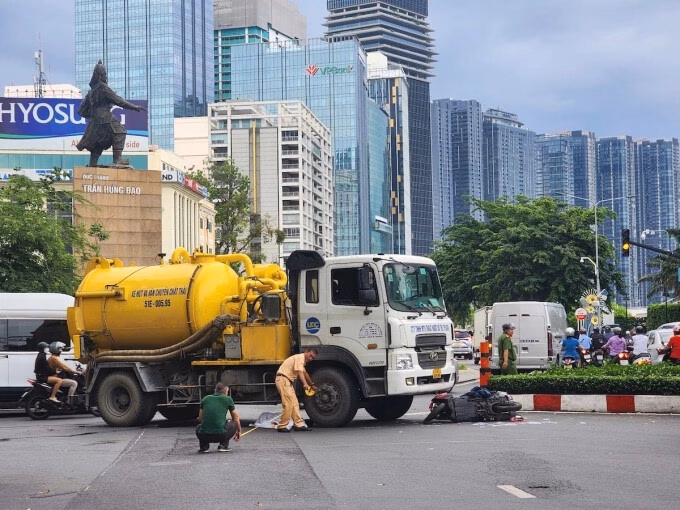 Xe bồn tông xe máy, một phụ nữ tử vong tại vòng xoay Mê Linh