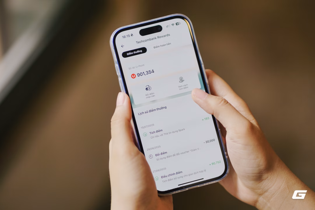 Hay như ngân hàng Techcombank với dòng thẻ tín dụng Spark, Everyday... cũng đều có cơ chế tích điểm thưởng cho mỗi chi tiêu bằng thẻ tín dụng, có thể lên tới 20%. Các điểm thưởng này cho phép đổi ra các voucher ăn uống, mua sắm, di chuyển... ngay lập tức trên ứng dụng di động