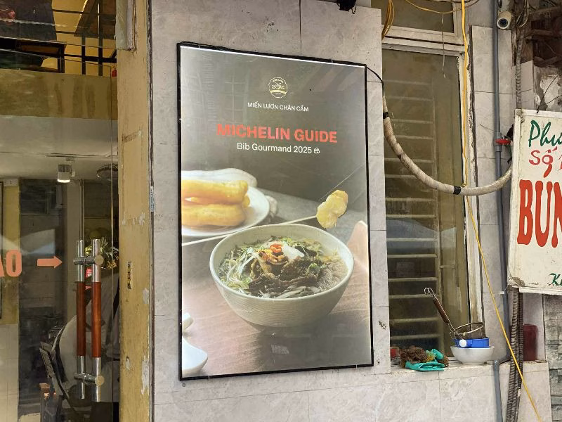 Quán miến lươn Chân Cầm treo bảng vinh danh từ Michelin ngay trước cửa quán. Ảnh: Hồng Nhung
