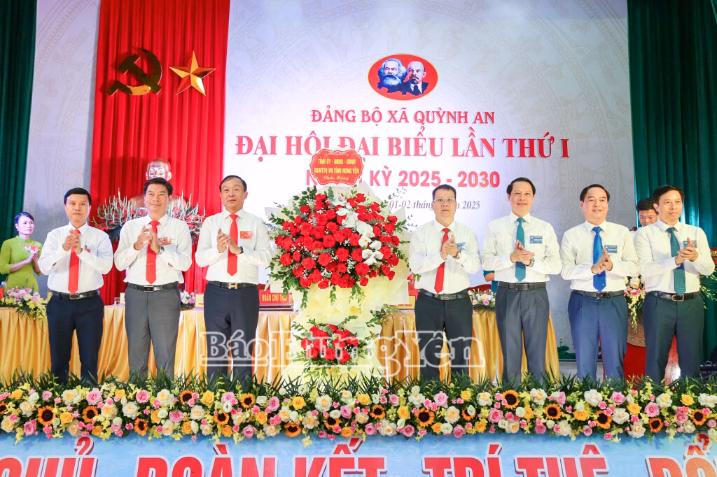 Các đồng chí: Nguyễn Mạnh Hùng, Phó Bí thư Tỉnh ủy, Chủ tịch Ủy ban MTTQ Việt Nam tỉnh; Hoàng Thái Phúc, Ủy viên Ban Thường vụ, Trưởng ban Nội chính Tỉnh ủy trao quà hỗ trợ các hộ nghèo xã Quỳnh An.