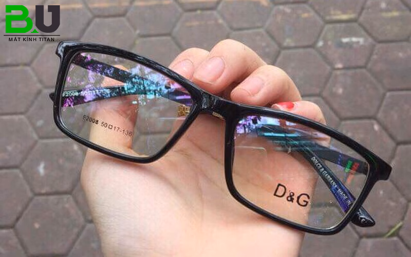 Làm thế nào để chọn gọng kính mắt vuông phù hợp với khuôn mặt mà không bị lỗi thời trang?