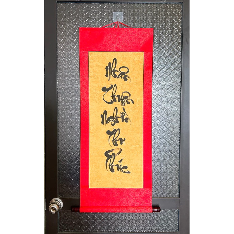 Làm thế nào để treo tranh thư pháp lụa Tống Cẩm cao cấp mà không làm mất đi vẻ đẹp tinh tế của nó?