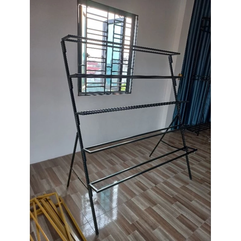 Làm thế nào để chọn kệ trưng hoa phù hợp cho không gian nhỏ mà vẫn đảm bảo độ chắc chắn?