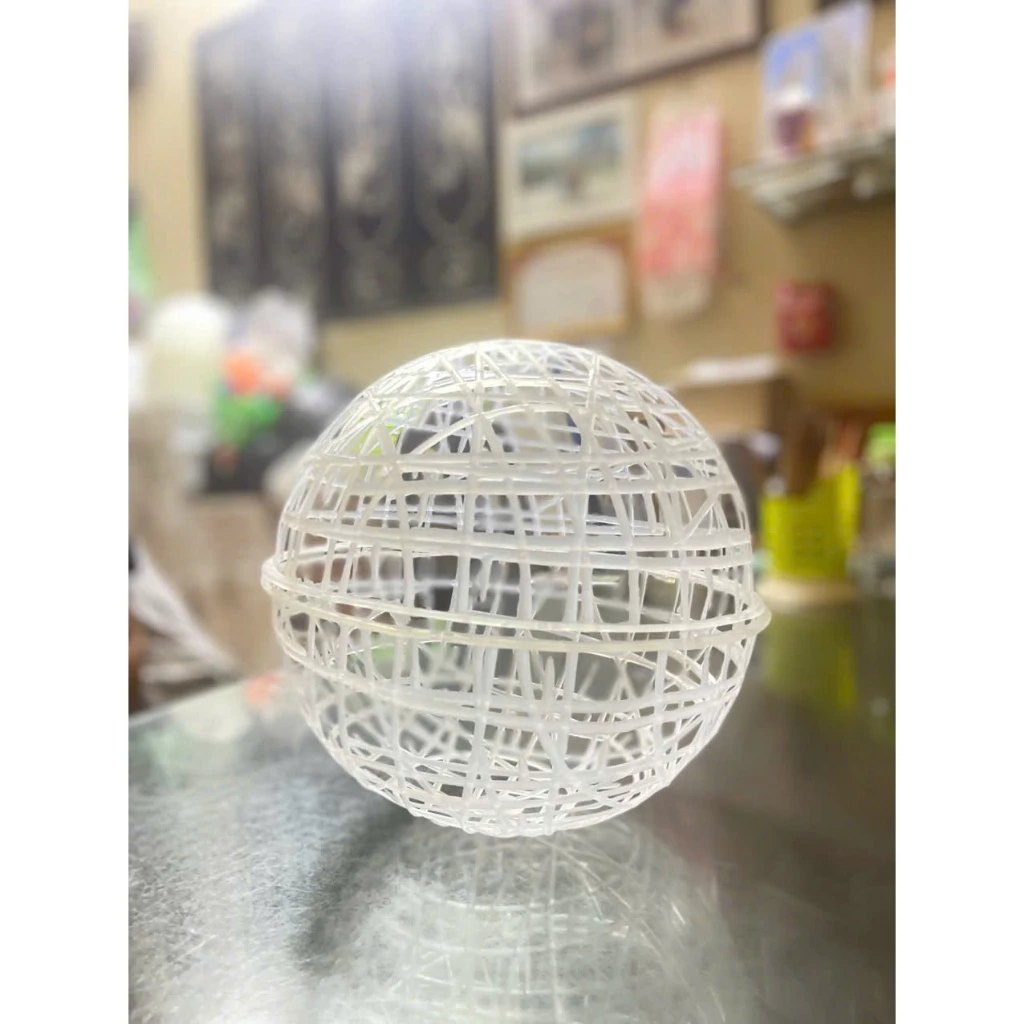 Làm thế nào để quả cầu nhựa trang trí không trở thành “món đồ lỗi thời” trong không gian quán cafe hay sân vườn của bạn?