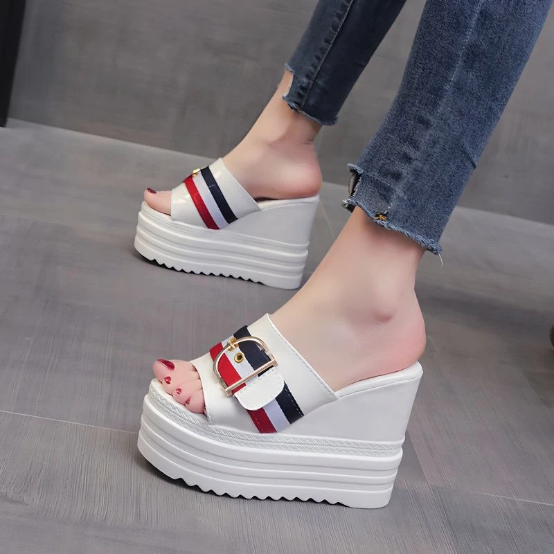 Mặc dù gót nêm cao 12cm, tại sao nhiều nàng vẫn ưa chuộng sandal gót nêm siêu cao này vào mùa hè?