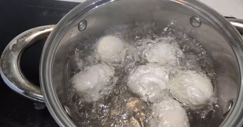 Bí quyết vàng để luộc trứng vịt lộn mềm ngọt, giữ trọn dinh dưỡng