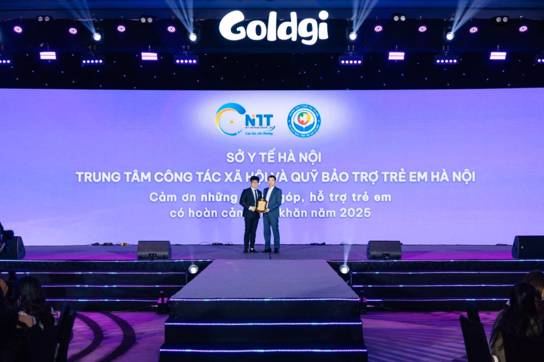 Đại diện NTT Việt Nam nhận kỷ niệm chương từ Ph&oacute; Gi&aacute;m đốc Trung t&acirc;m Bảo trợ Trẻ em