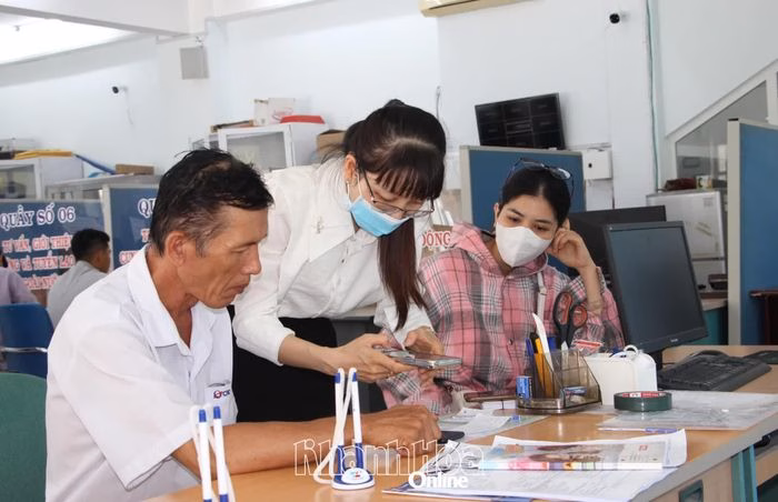 Người lao động tại phường Phan Rang t&igrave;m hiểu ch&iacute;nh s&aacute;ch bảo hiểm thất nghiệp