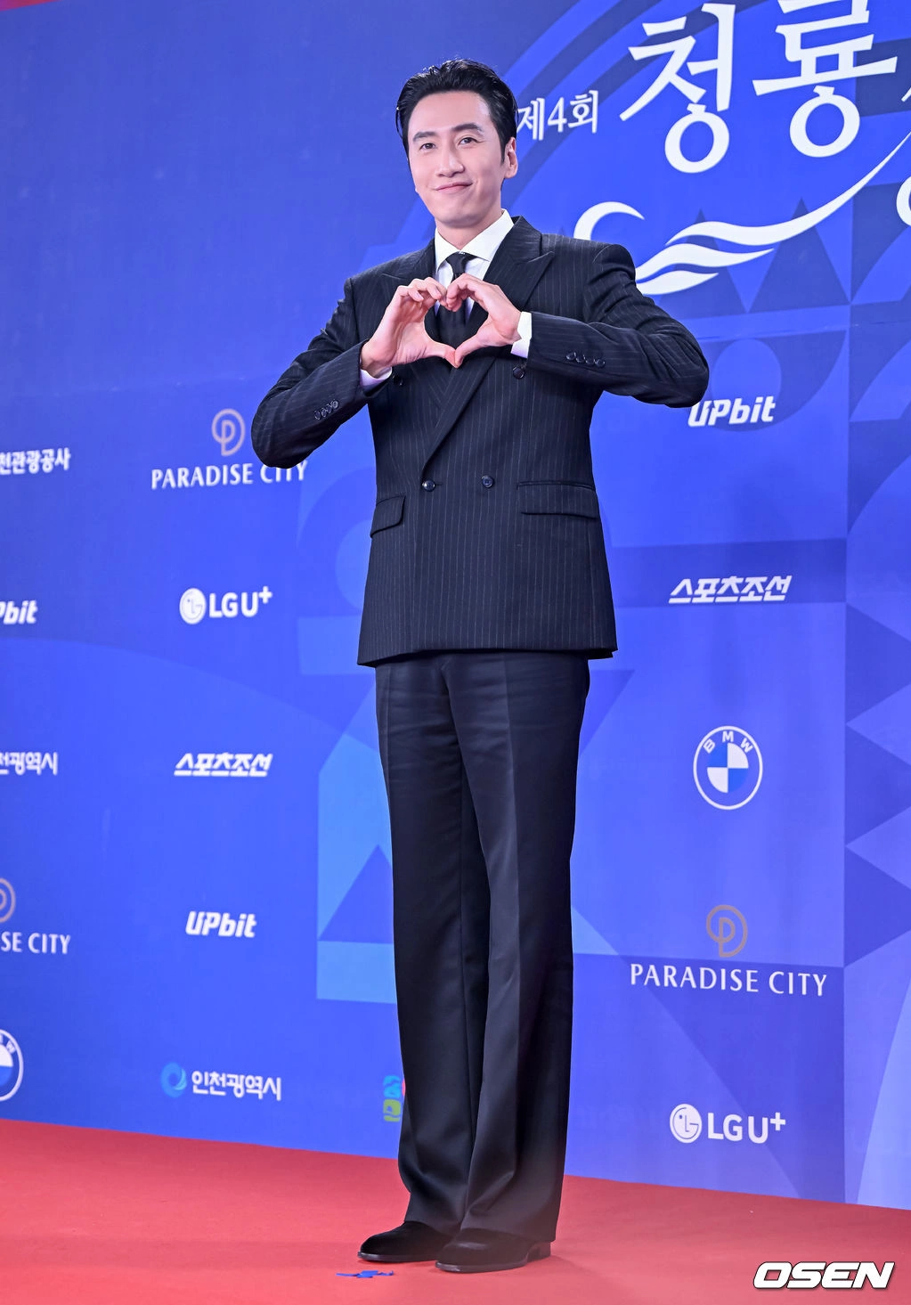 Khán giả khen tài tử Lee Kwang Soo điển trai với vest kẻ. Trong Running Man và một số chương trình, anh thường chọn phong cách xuề xòa, tiện di chuyển.