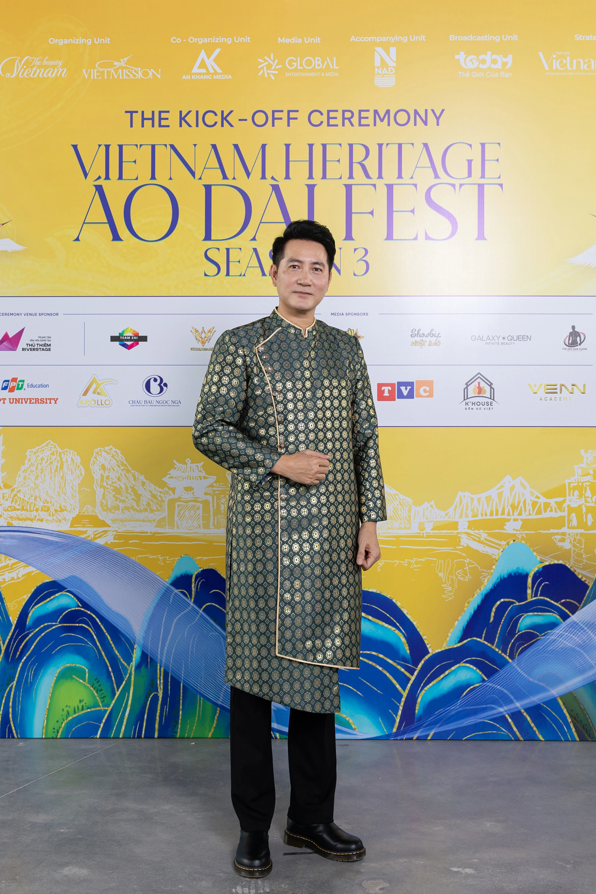 NSND Mỹ Uyên xuất sắc tỏa sáng trên thảm đỏ tại Vietnam Heritage Áo Dài Fest ở TP.HCM Ca sĩ Nguyễn Phi Hùng cũng là khách mời đặc biệt trong sự kiện này. Hiện tại, anh vẫn sống độc thân và hiếm khi chia sẻ về đời tư
