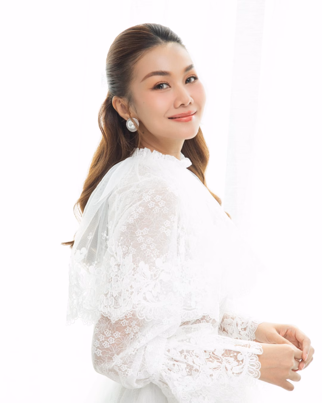 Thanh Hằng tuổi U40 vẫn ‘hack tuổi’ nhờ bí quyết生活的 wellness Bước vào tuổi trung niên, Thanh Hằng không chủ quan khi chăm sóc, ngoài tự dưỡng da ở nhà, cô còn đi spa chăm sóc chuyên sâu để có được làn da trẻ đẹp nhất.