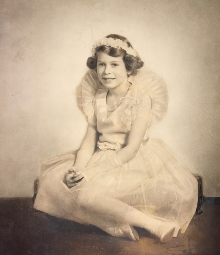 Triển lãm về phong cách của Nữ hoàng Elizabeth II tại Buckingham Một trong những món đồ cổ nhất là váy phù dâu bằng vải bạc và tuyn mà bà mặc năm 8 tuổi tại đám cưới của Công tước xứ Kent - Ảnh: Royal Collection Trust