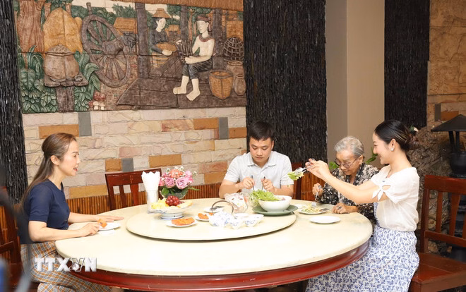 Giữ tiếng Việt qua 4 thế hệ: Một gia đình Việt ở Lào lưu giữ văn hóa quê hương