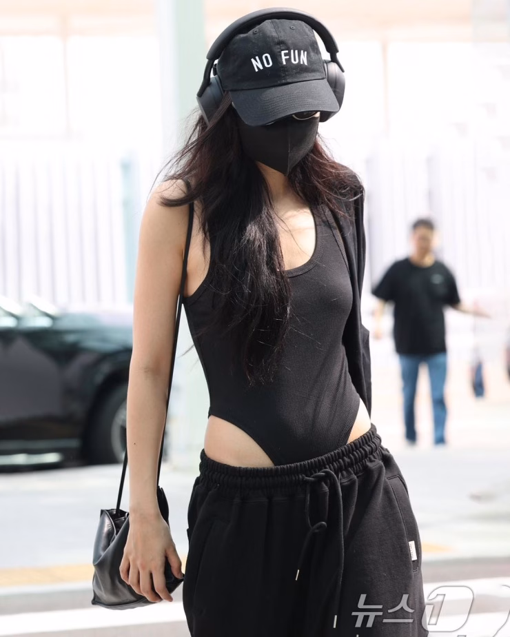 Nhiều khán giả khen ngợi diện mạo 'ngầu và quyến rũ' của Jennie. 'Biến sân bay thành sàn diễn'; 'Không hổ danh là fashion icon, đi đến đâu tạo trend đến đó'; 'Outfit quá cháy, người gầy mặc gì cũng đẹp'..., một số fan bình luận. Bên cạnh đó, không ít người cho rằng kiểu mặc đồ bơi khoét hông này chưa thực sự vừa mắt.