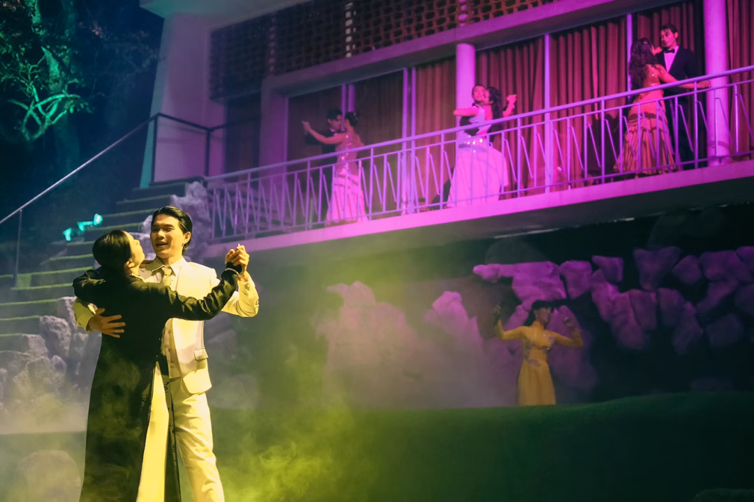 Show diễn thực cảnh Madame De Dalat – Hòa quyện nghệ thuật và thiên nhiên ở Đà Lạt Thưởng thức show diễn Madame De Dalat Đà Lạt – Trải nghiệm nghệ thuật kết hợp cảm xúc và lịch sử. (Ảnh: Madame de Dalat)