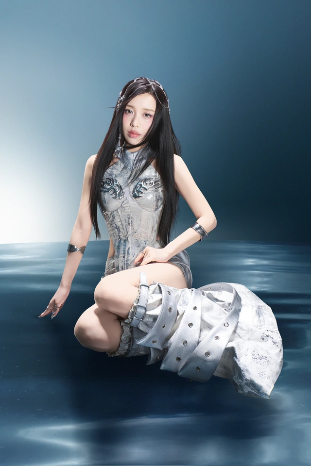 Showbiz Việt: Quang Lê kín tiếng đời tư, Han Sara lên tiếng về bạo lực ngôn từ Chia sẻ về sản phẩm mới, Han Sara cho hay: "Đây sẽ là phiên bản chân thật nhất, tự do nhất mà công chúng chưa từng thấy ở Han Sara”