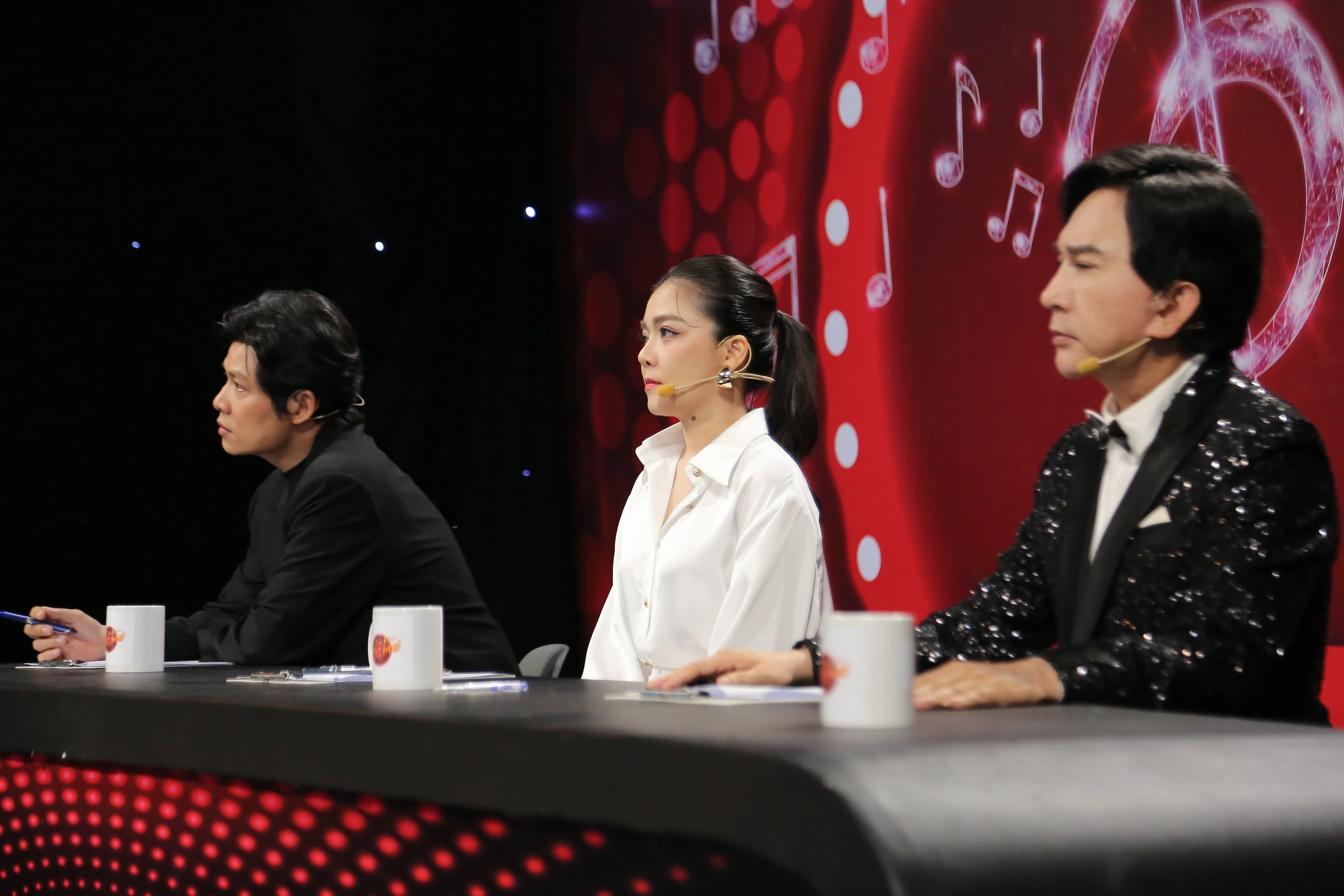 Showbiz Việt: Quang Lê kín tiếng đời tư, Han Sara lên tiếng về bạo lực ngôn từ Dàn giám khảo nghẹn ngào trước tiết mục của thí sinh Hữu Ngọc
