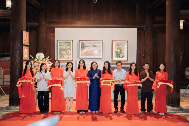 Triển lãm ‘Nối’ tại Văn Miếu: Hoạ sĩ màu nước thể hiện tình yêu quê hương