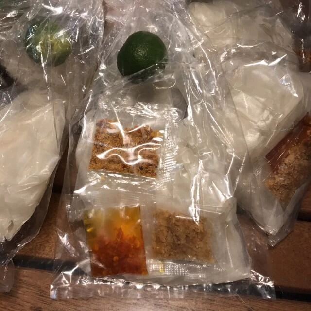 Làm sao để bánh tráng vò phơi sương sate không bị cứng và mất ngon?