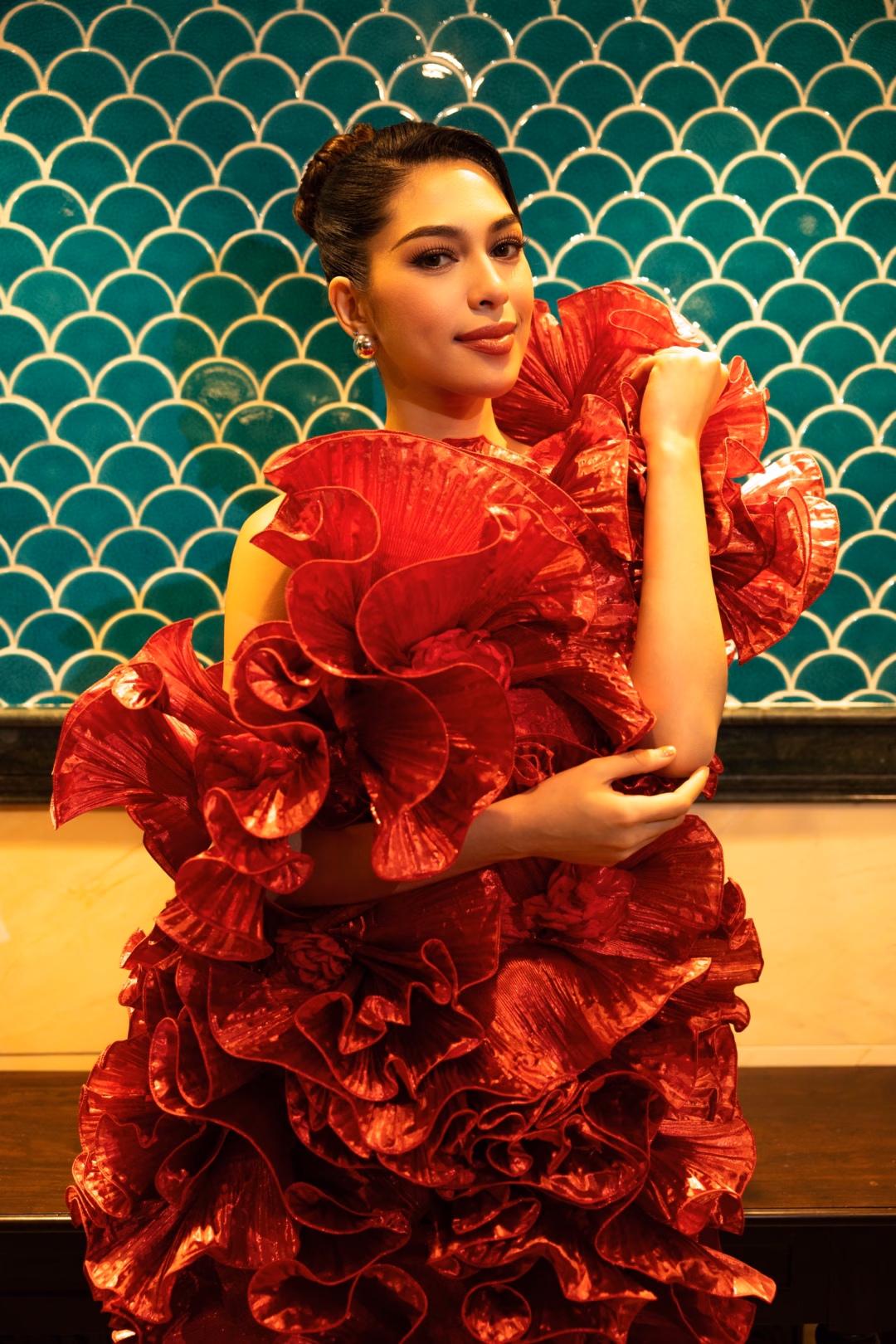 Chelsea Fernandez trong v&aacute;y đỏ hoa