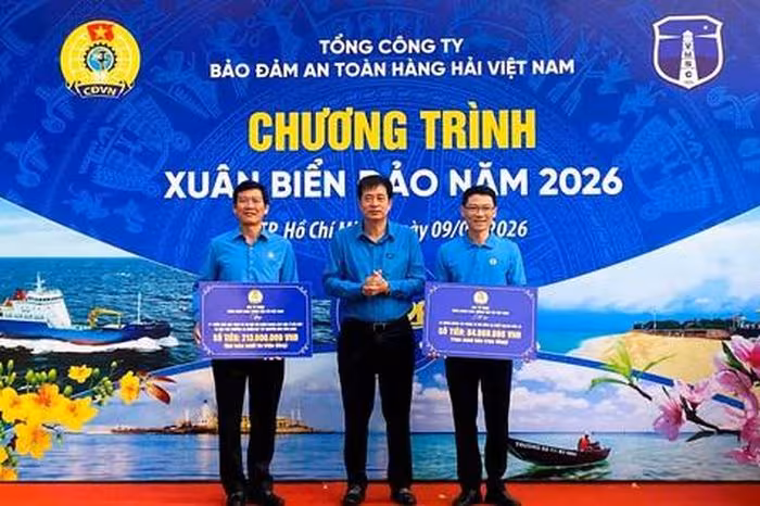 Công đoàn Xây dựng Việt Nam trao 71 suất quà Tết trong “Xuân biển đảo 2026”