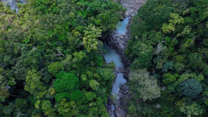 Hồ nước dưới th&aacute;c H&ugrave;ng Ng&agrave;n