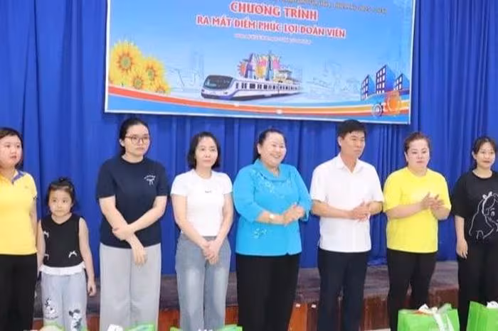 TP.HCM khai trương điểm phúc lợi ưu đãi tới 50% cho công nhân mua sắm Tết