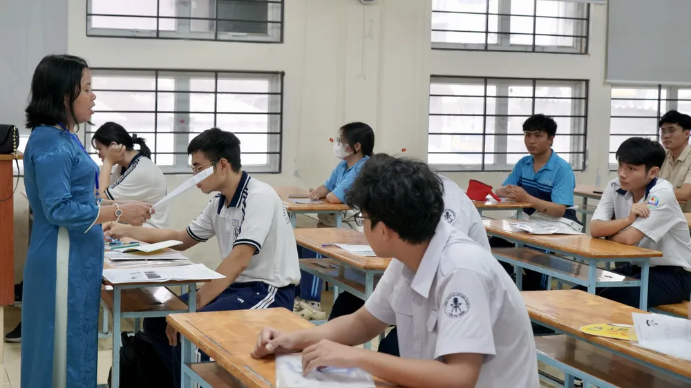 Thí sinh nghe phổ biến quy chế thi tại phòng thi