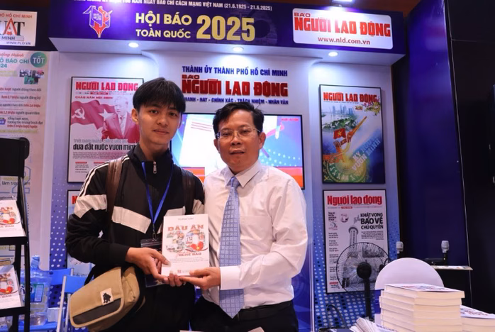 Sinh viên Nguyễn Hải Anh bày tỏ cuốn sách với nhiều kinh nghiệm làm báo rất có ý nghĩa với em