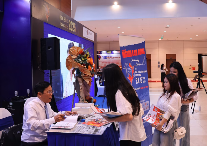Sách 'Dấu ấn 30 năm làm báo' của nhà báo Tô Đình Tuân nhận được nhiều sự quan tâm của những người làm báo trẻ