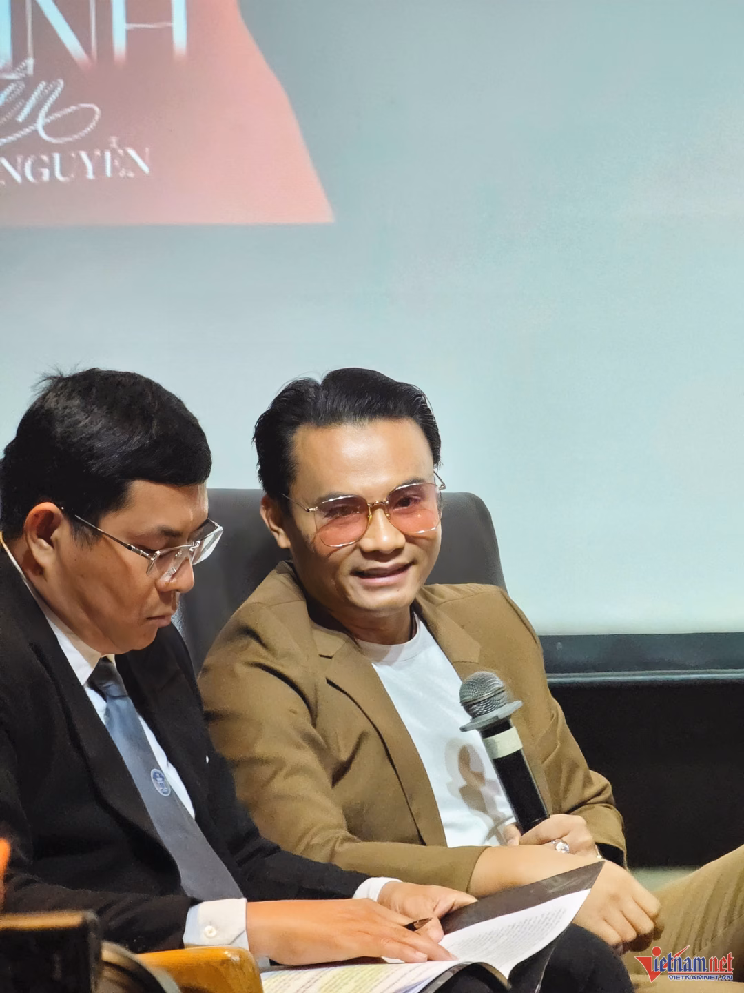 Ca sĩ Đình Nguyễn và luật sư Hoàng Sang Ca sĩ Đình Nguyễn và luật sư Hoàng Sang