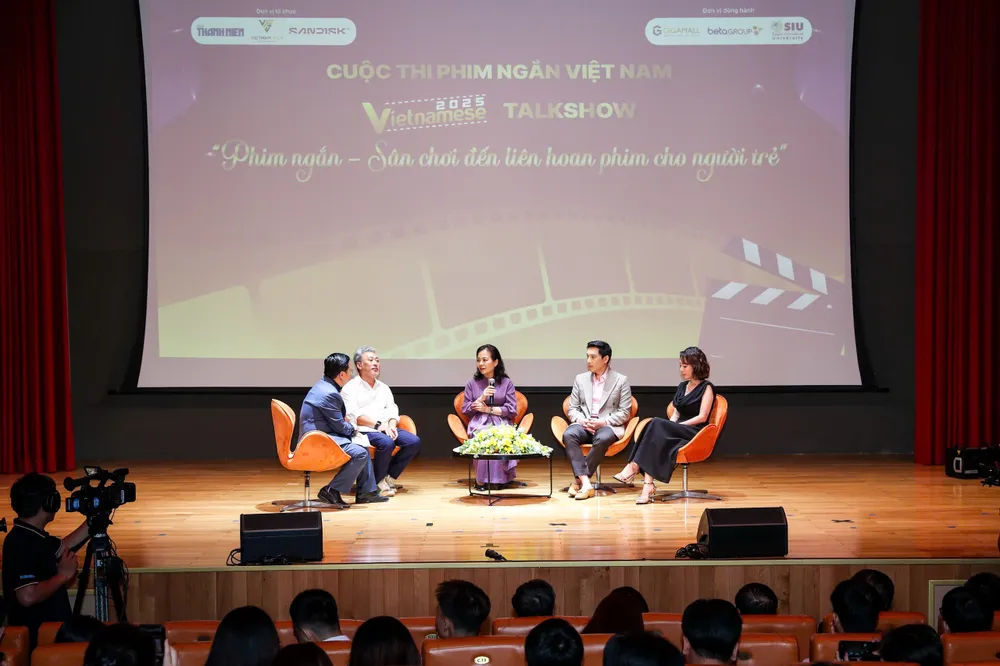 Các thành viên hội đồng giám khảo giao lưu, chia sẻ kinh nghiệm cho các bạn trẻ Các thành viên hội đồng giám khảo giao lưu, chia sẻ kinh nghiệm cho các bạn trẻ