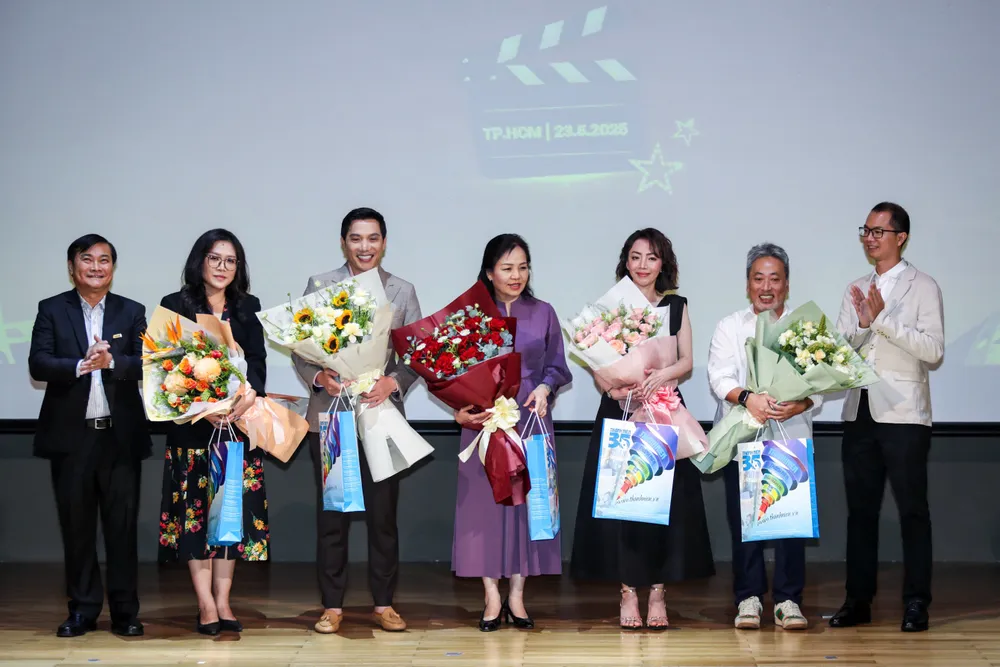Các thành viên hội đồng giám khảo nhận hoa từ ban tổ chức Các thành viên hội đồng giám khảo nhận hoa từ ban tổ chức