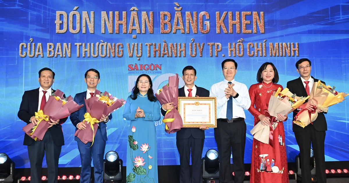 Tấm hình trao bằng khen Phó Thủ tướng Mai Văn Chính và Chủ tịch HĐND TPHCM Nguyễn Thị Lệ trao bằng khen