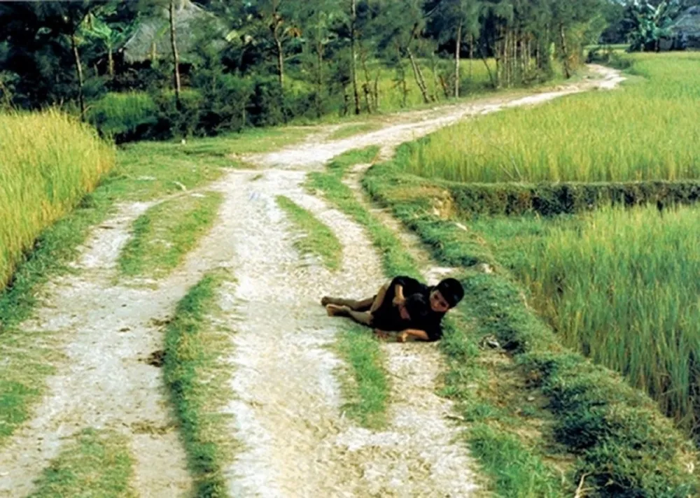 Bức ảnh 'Đứa bé trai cố che đạn cho em gái' Bức ảnh 'Đứa bé trai cố che đạn cho em gái'