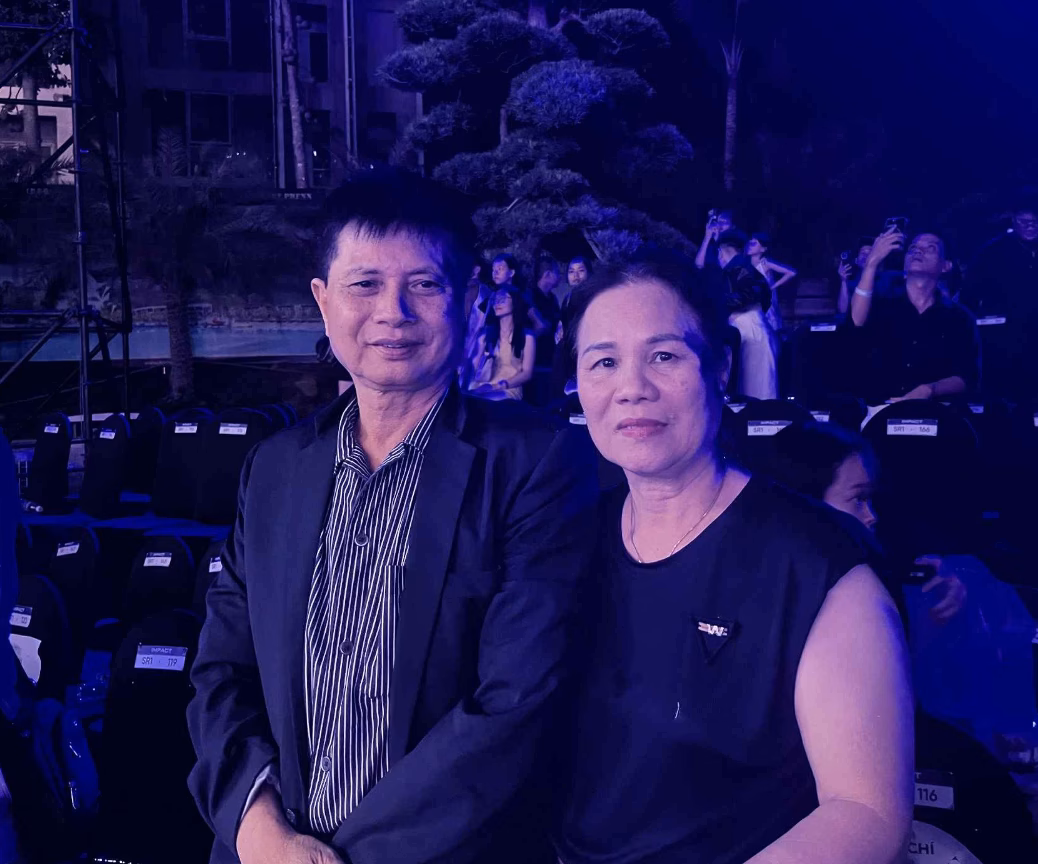 Bố mẹ Phương Linh tại đêm chung kết