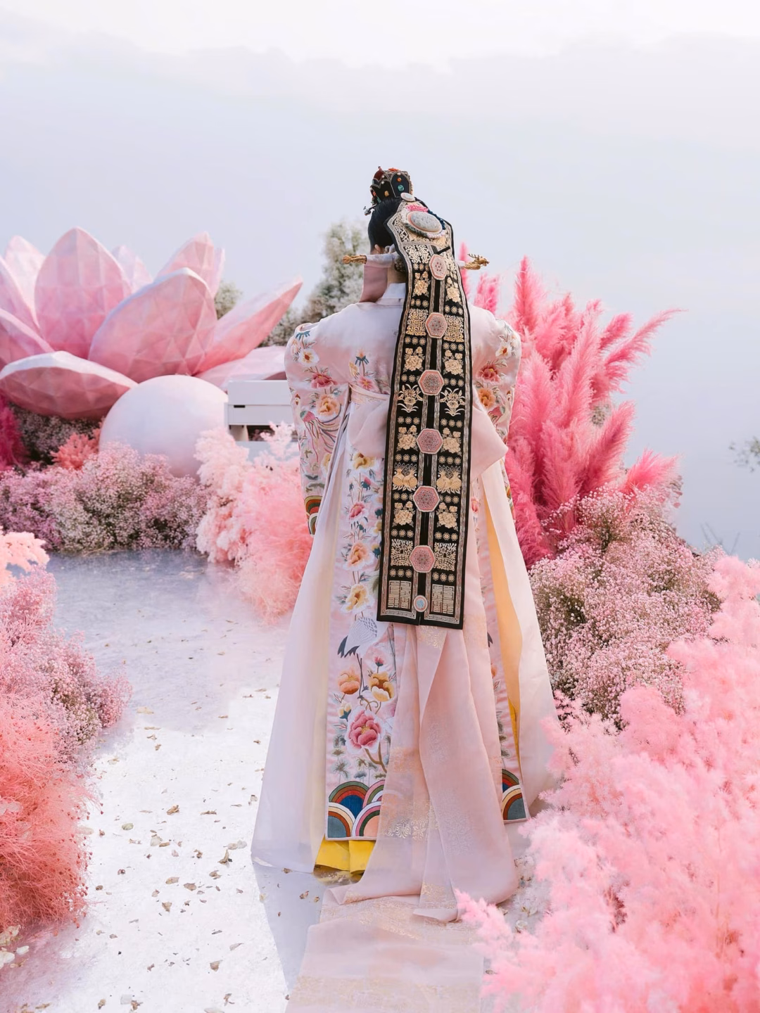 Bộ Hanbok được thêu tay tỉ mỉ, mang ý nghĩa chúc phúc và cầu mong sự trường thọ.